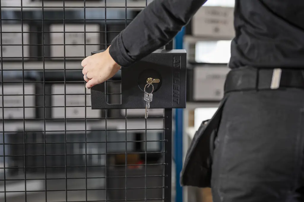 Video som visar upp Axelents lager och industriväggar