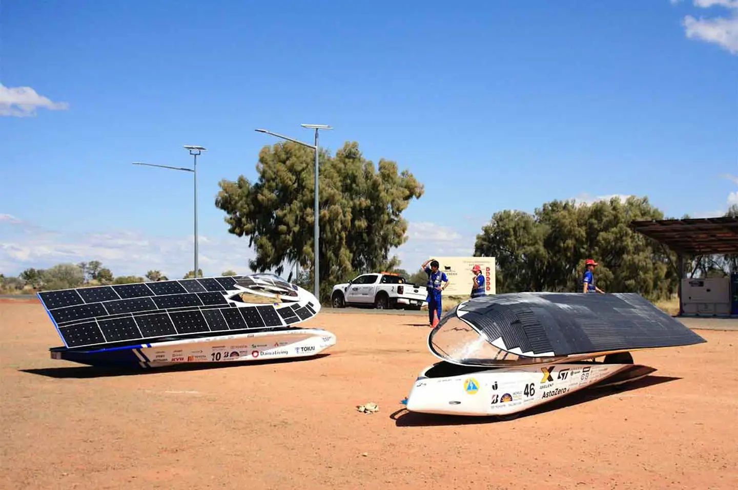 Solbilen Nova Lumia vid en kontrollpunkt med öppet tak