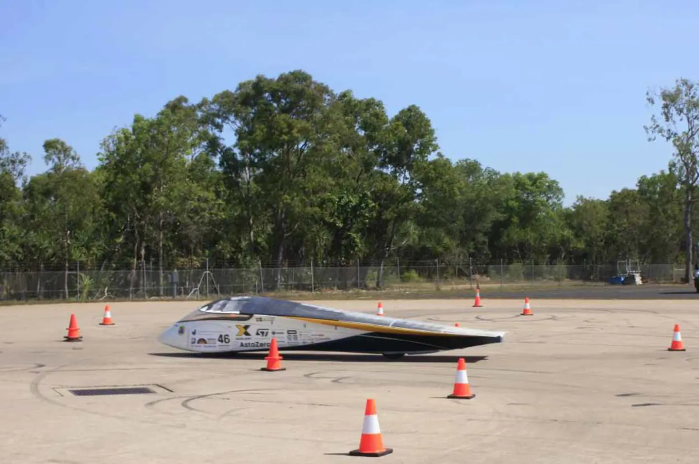 Solbilen Nova Lumia utför den dynamiska kontrolltesten ”figur 8”.