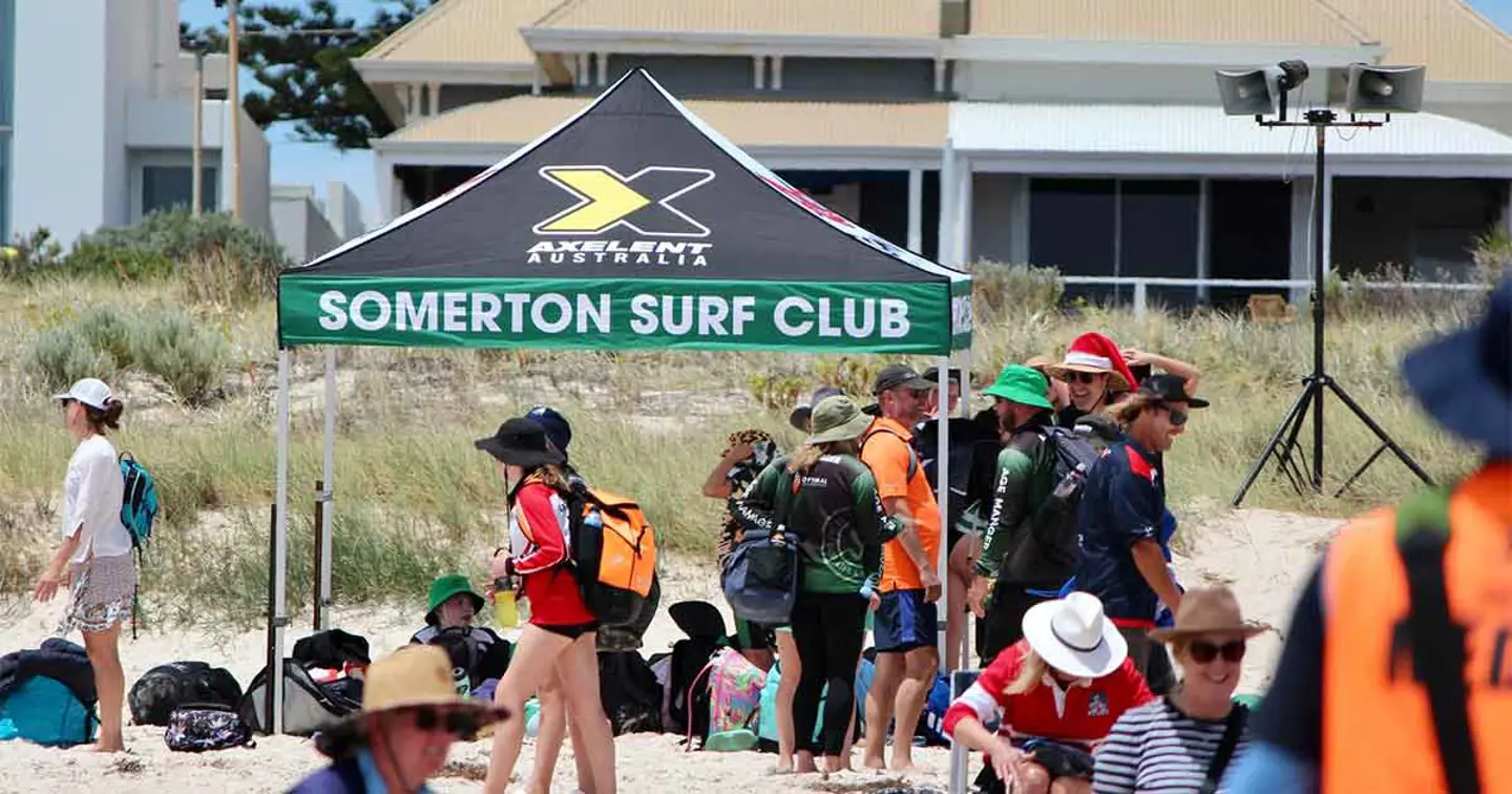 somerton surf clubtent på stranden