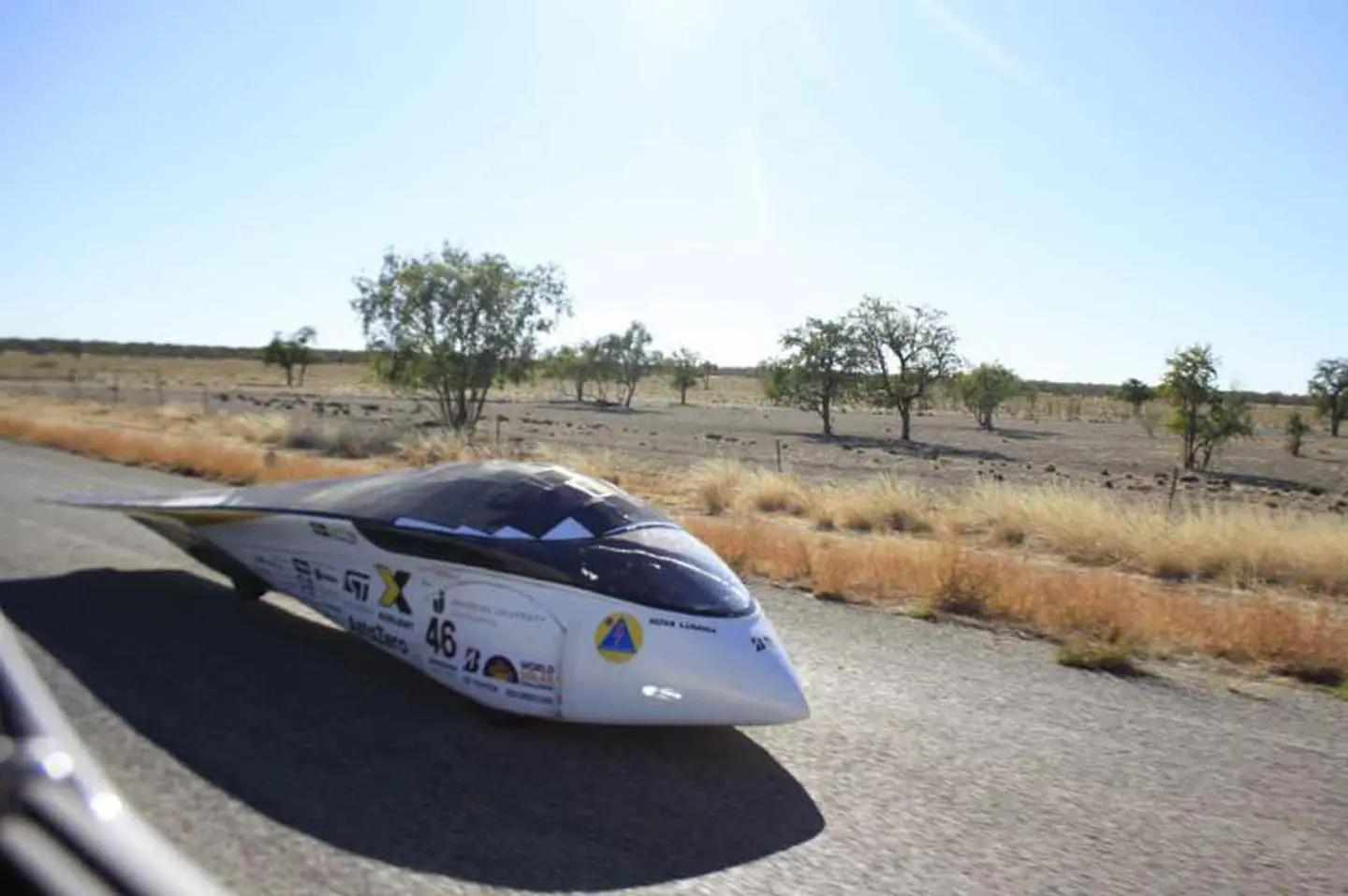 Nova Lumia på väg under Bridgestone World Solar Challenge i den australiska vildmarken
