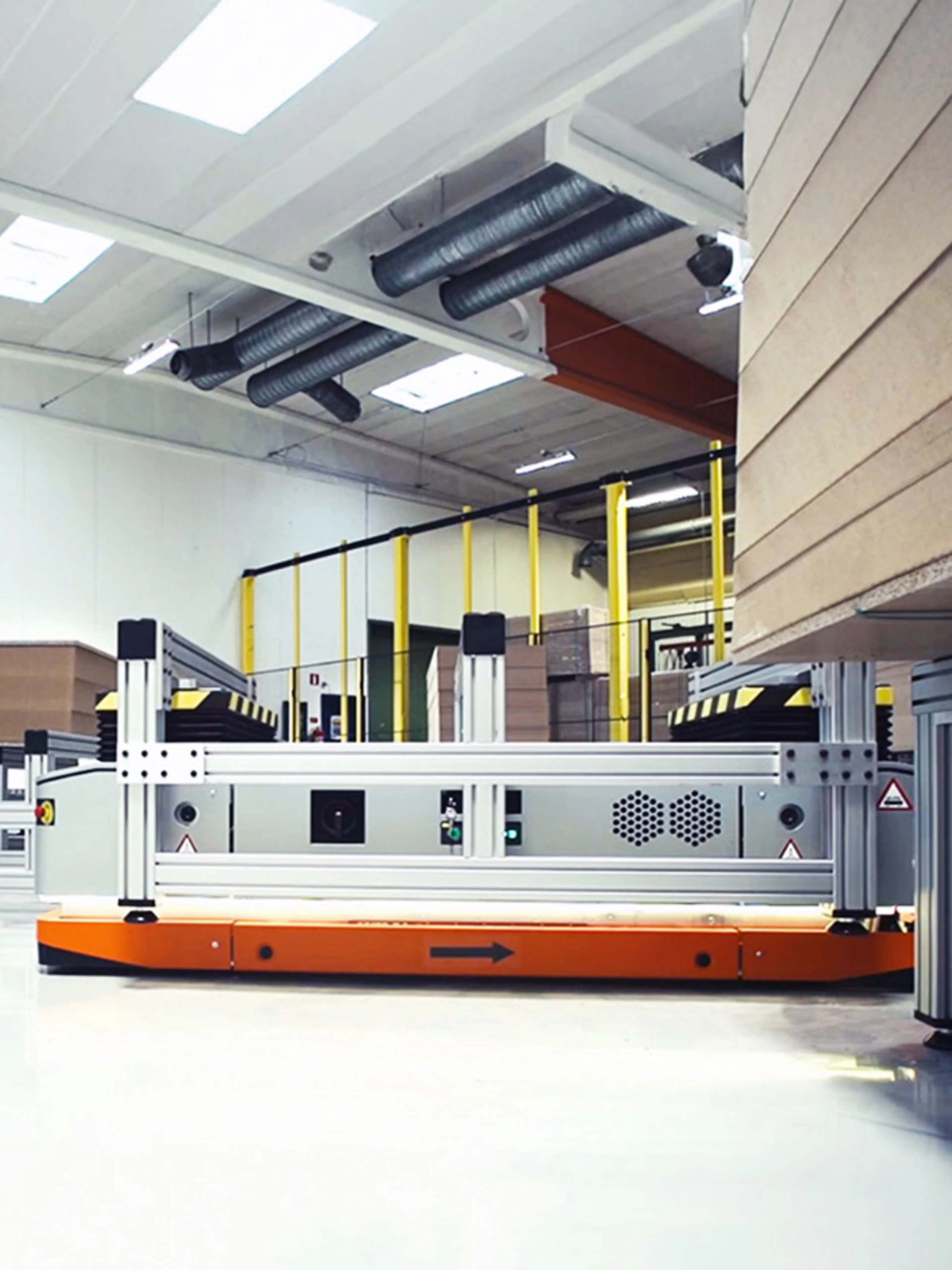 Industriell mobilrobot i lagergång