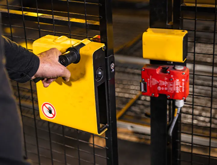 När behöver vi använda en dörr med säkerhetsbrytare i stället för en avtagbar panel? När behöver vi använda en dörr med säkerhetsbrytare i stället för en avtagbar panel?