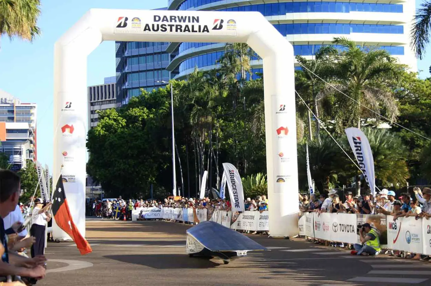 Nova Lumia korsar stjärnlinjen till Bridgestone World Solar Challenge i Darwin, Australien