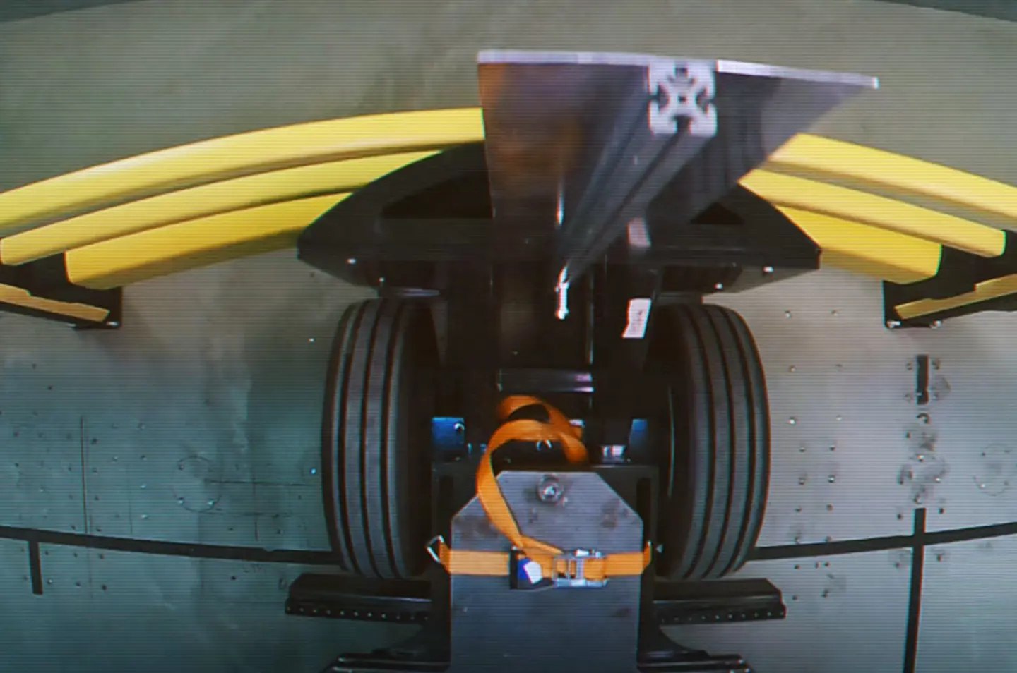 Kollisionstest som visar ett fordon som kolliderar med ett skydd av polymerbarriär i en kontrollerad miljö. 