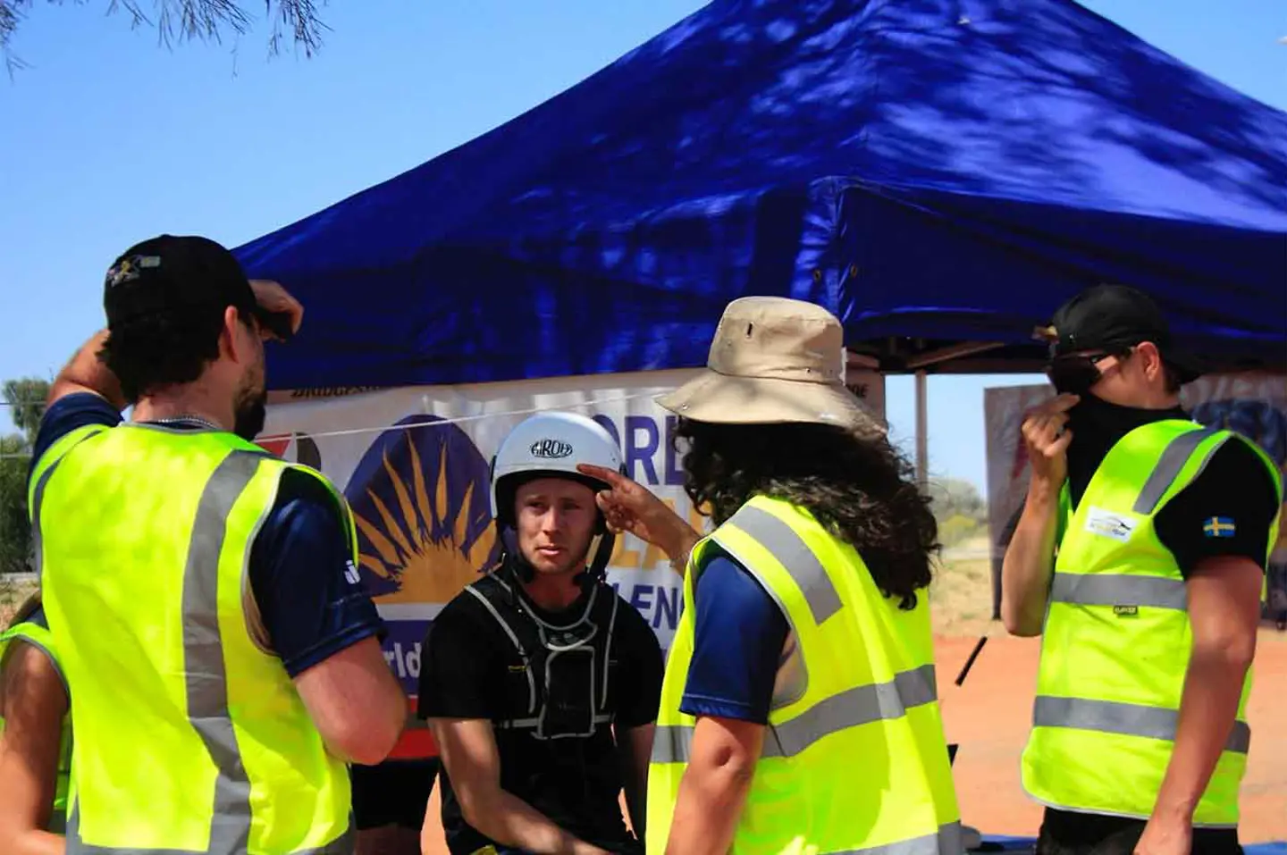 Medlem av JU Solar Team vid en kontrollstation