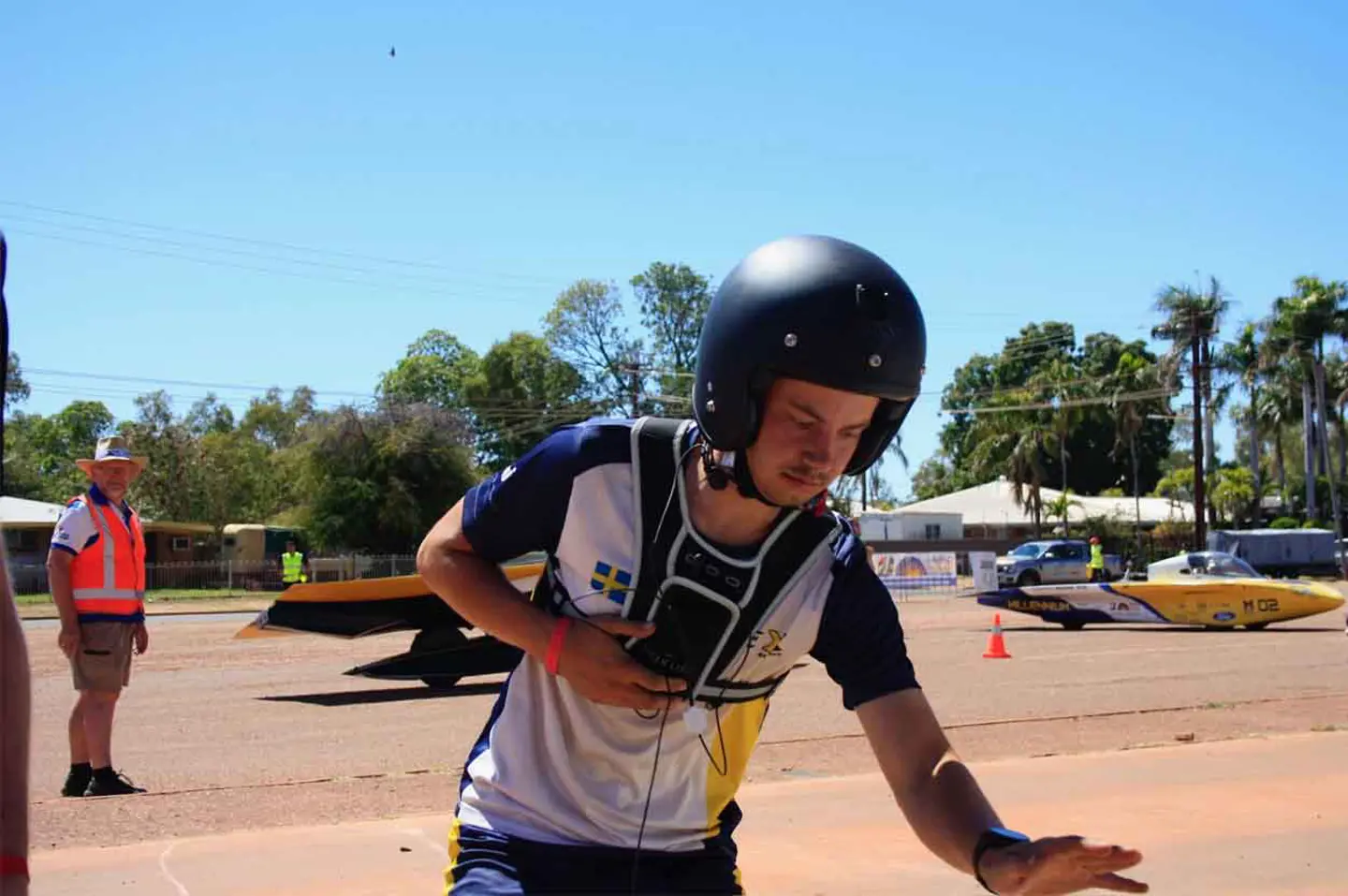 Medlem av JU Solar Team trycker på knappen ”start the time” vid en kontrollstation.