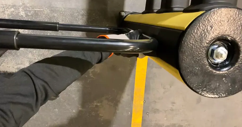 Montera grind för fotgängarbarriär