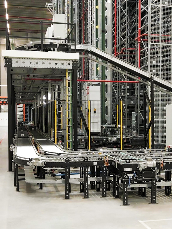 Automatiserat rull- och bandtransportsystem i ett lager, används för transport av korgar och lådor