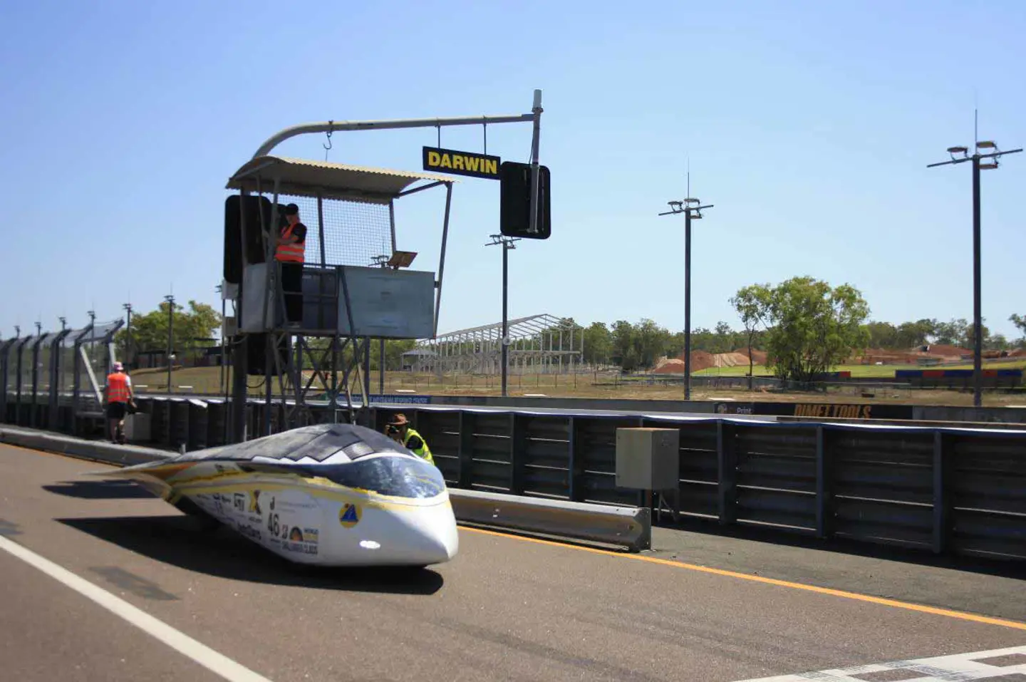 Solbilen Nova Lumia på racerbanan i Hidden Valley