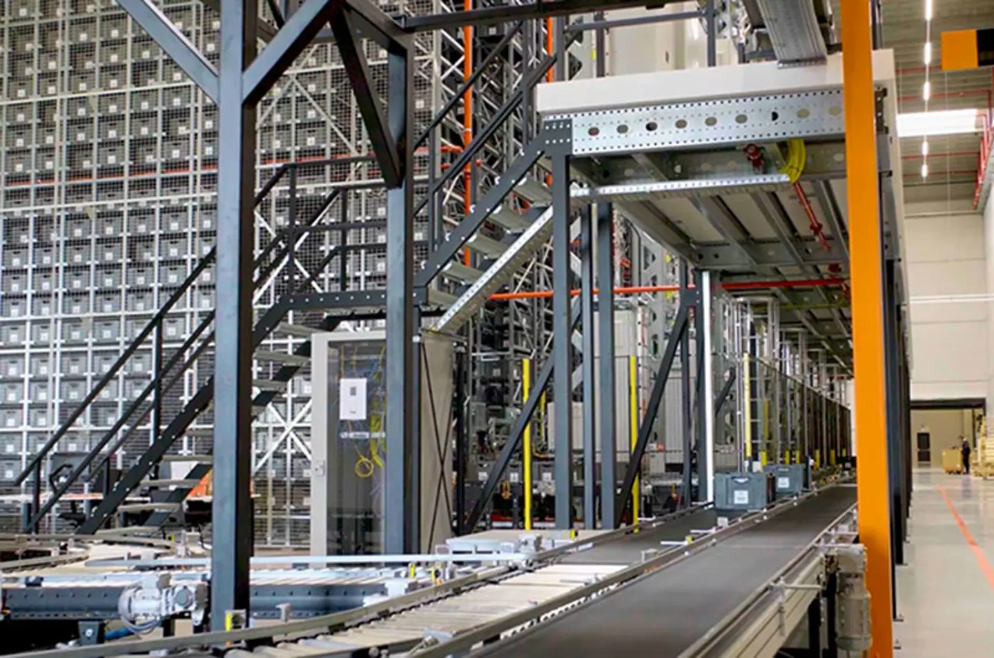 Säkerhetsstängsel och skydd som förhindrar åtkomst till farliga maskinområden i ett automatiserat lager